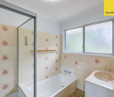 Comfortable 3 bedroom home - Freshly Painted Throughout. - Photo 6