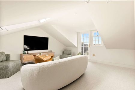 A beautifully refurbished three-bedroom apartment with direct lift access, arranged over the top floors of an elegant Victorian conversion. - Photo 2