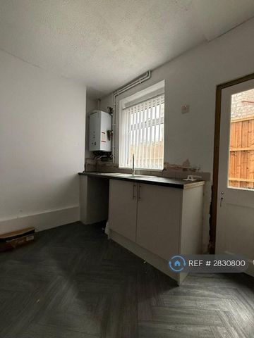 3 bedroom terraced house to rent - Photo 3