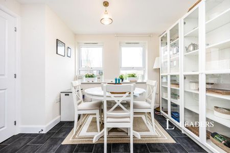 4 bedroom detached house to rent - Photo 2