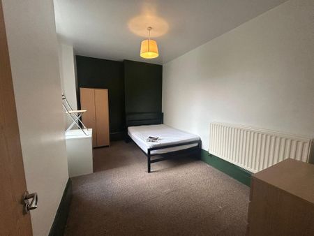 3 bedroom flat to rent - Photo 4