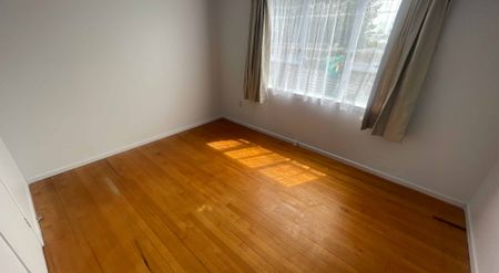 Front unit - 2 Bed 1 Bath - Ready for its new tenants! - Photo 2