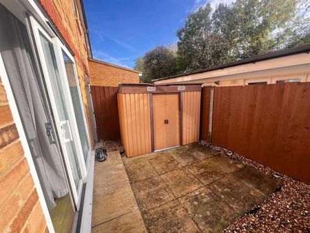 Garland Drive, Hounslow, TW3 - Photo 2