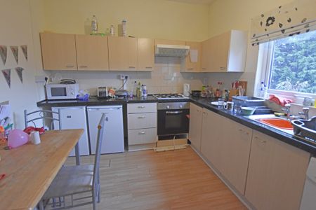 3 Bedroom Flat - Photo 2