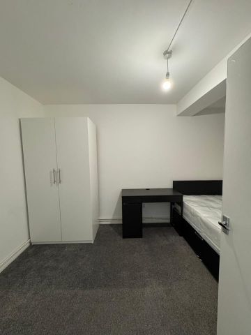 4 Bed Flat, Ramsfort House, SE16 - Photo 3