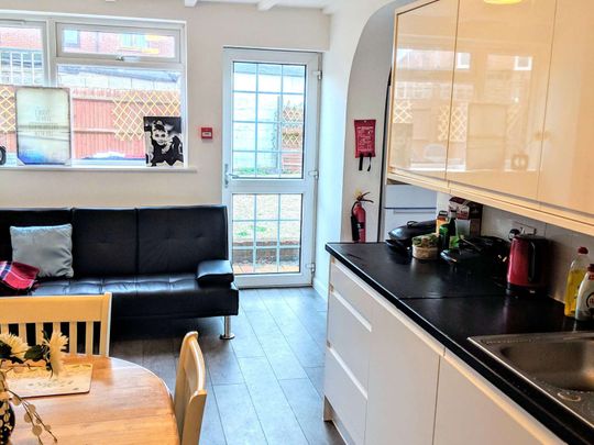 Garendon Gardens Room 5 - Photo 1