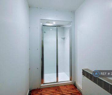 1 bedroom in a flat share to rent - Photo 3