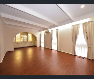 Completely Renovated 4 bedrooms house in Box Hill Central - Photo 5