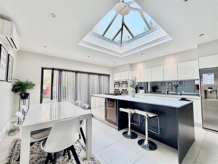 4 bedroom detached house to rent - Photo 4