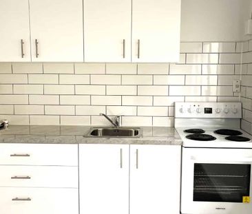 3 Bedrooms with 1 Bathroom - Photo 2