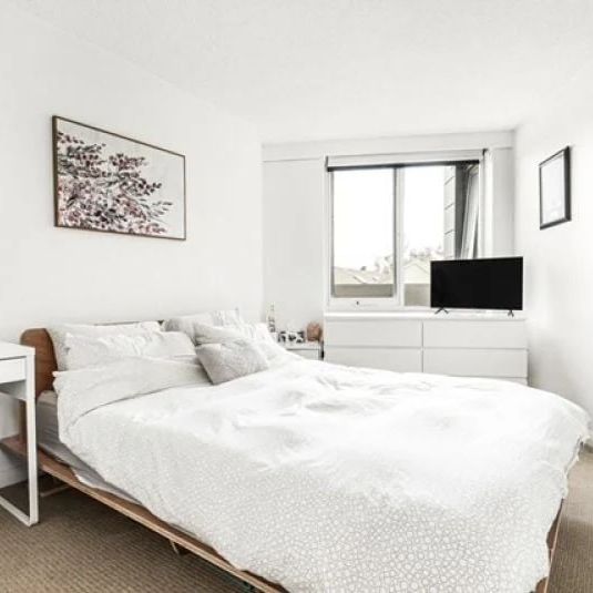 Stylish Apartment in Iconic St Kilda West Location! - Photo 1