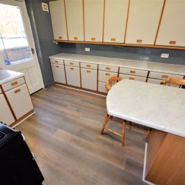 2 bedroom Flat in Queenswood Drive, Leeds - Photo 1