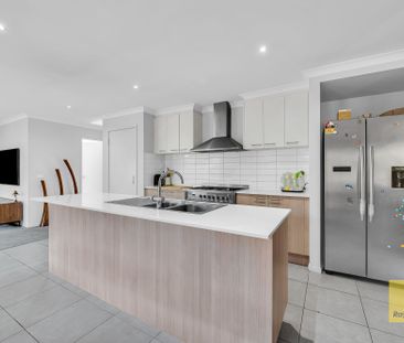 Stunning 4-Bedroom Property with Open-Plan Living and 2 Garages - Photo 5