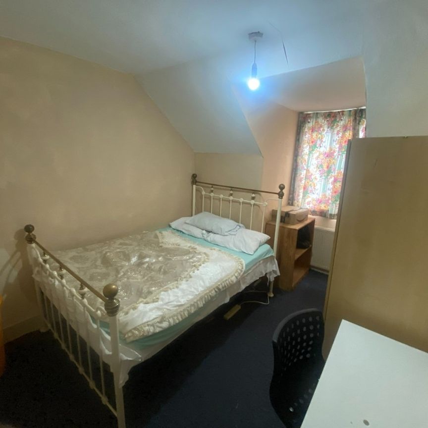 Room in a Shared Flat, Whipps Cross Road, E11 - Photo 1