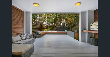 Large modern townhouse in tranquil parkside setting - Photo 3