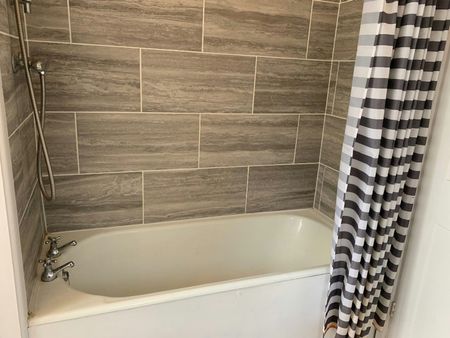 Flat to rent on - Photo 2