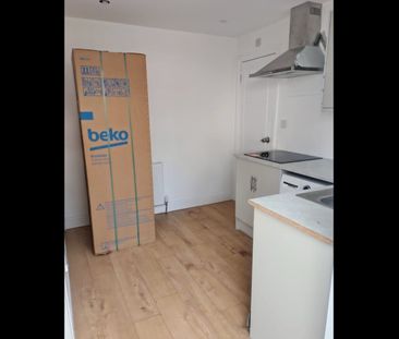 Studio Flat, St Heliers Avenue, TW3 - Photo 2