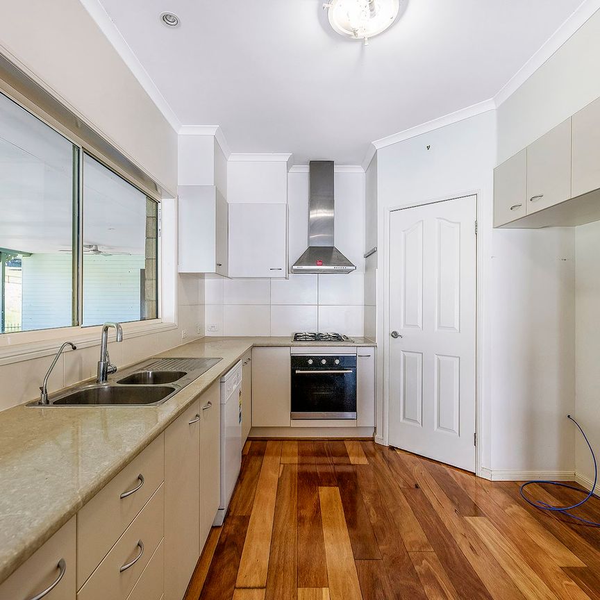 28 Friarbird Crescent, Bonogin. - Photo 1