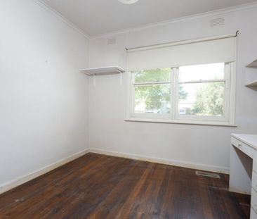 Spacious Five-Bedrom Family Home in Prime Box Hill South - Photo 6