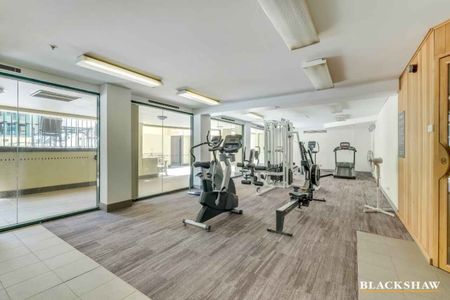 Charming Two Bedroom Apartment - Photo 3