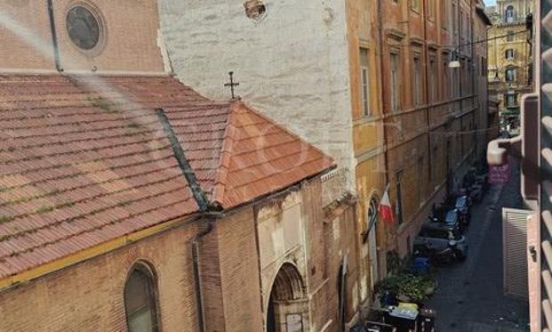 Piazza di Spagna: Casa o ufficio. 2 piano, ingresso, due ampie stanze e bagno, no cucina. Molto luminoso, silenzioso, sito in elegante strada in un palazetto d'epoca. Aria condizionata, cablata, vicino tutti i servizi e transporti. Ref 284 - Photo 1