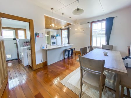 Cozy 3-Bedroom bungalow with Bonus Family Room - Photo 2