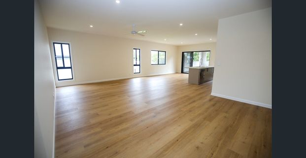 Stunning Large New Build- Perfect for a Tradie or Family - Photo 1