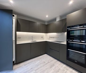 Murray Green, Woking, Surrey, GU21 - Photo 6