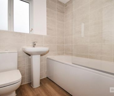 4 bed House - Semi-Detached To Let - Photo 5