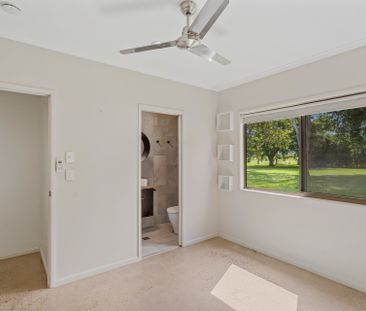 SPACIOUS FAMILY HOME ON LARGE BLOCK WITH POOL AND ENTERTAINING AREAS - Photo 4