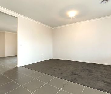 IMMACULATE THREE BEDROOM TOWNHOUSE - Photo 1