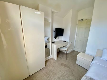 1 bedroom in a house share to rent - Photo 3
