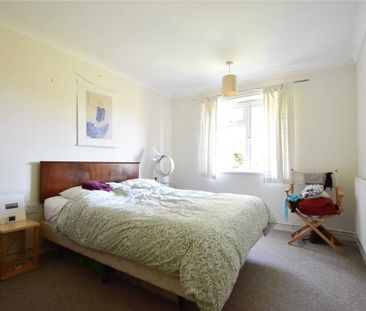 Well presented top floor 2 bedroom apartment to rent in the popular... - Photo 4