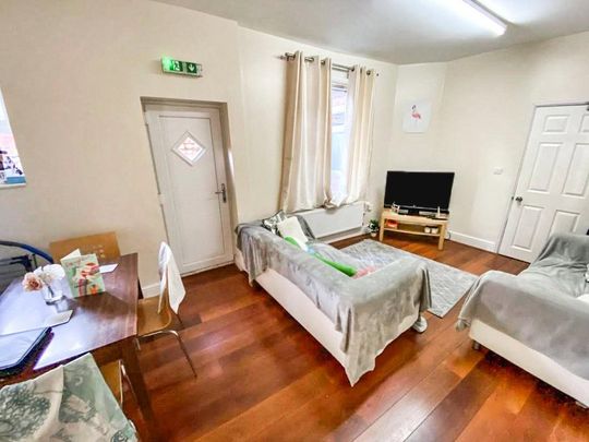 4 bedroom terraced house to rent - Photo 1