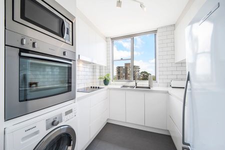 Renovated Fully Furnished Apartment with Stunning Middle Harbour Views - Photo 5