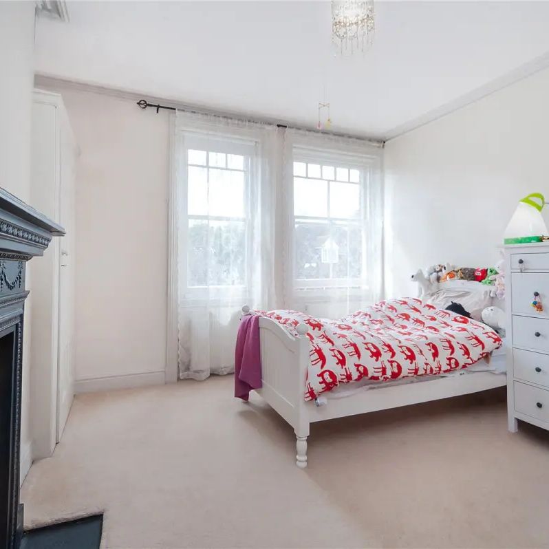 3 bedroom flat in Belsize Park - Photo 1