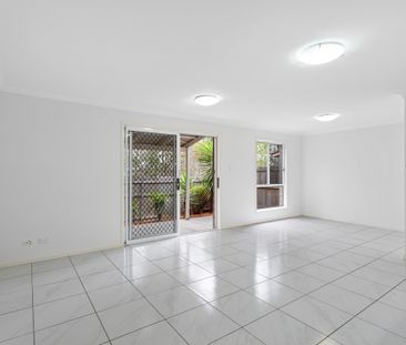 4 bedroom, 3 bathroom modern townhouse - Photo 2