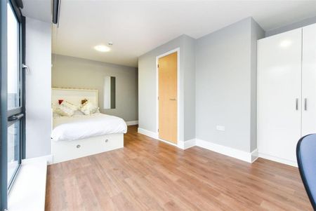 1 bedroom in a flat share to rent - Photo 4