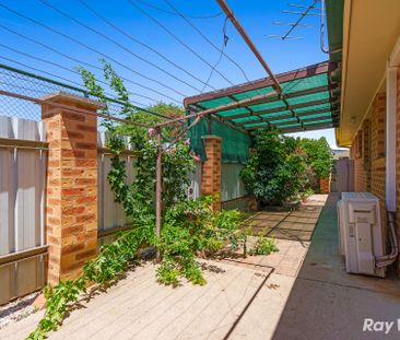 Central, low maintenance Villa - Photo 3