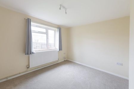 4 Bed House - Photo 3