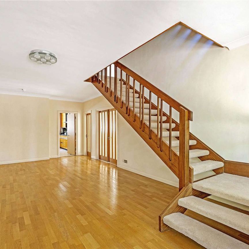 A spacious six bedroom house located in a gated development with a large private garden and garage. - Photo 1