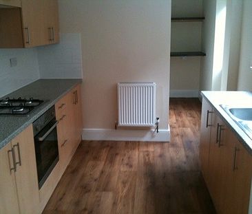 Large 4 Bedroom Student House - Photo 2