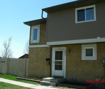 Bright 3bdr. Townhouse in Springvale | 2554-79 Street, Edmonton - Photo 1