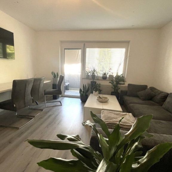 Entspanntes Wohnen in Toplage mit bester Infrastruktur und traumhafter Loggia! Von Grünflächen umgeben und doch nah am Zentrum! - Foto 1