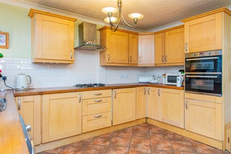 3 bed House - Detached To Let - Photo 5