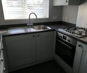 2 bedroom end of terrace house to rent - Photo 6