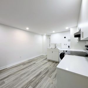 Renovated 2 1/2 Closed Bedroom, Downtown - Photo 3