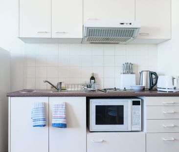 Quiet Top-Floor Studio with Leafy Outlook - Photo 2