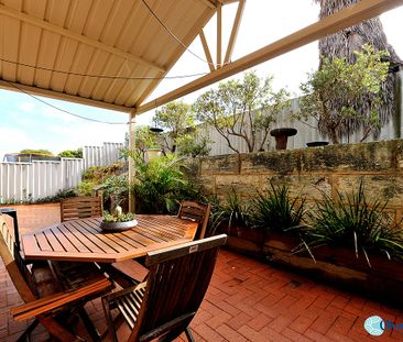 BEAUTIFULLY PRESENTED FAMILY HOME!! - Photo 5