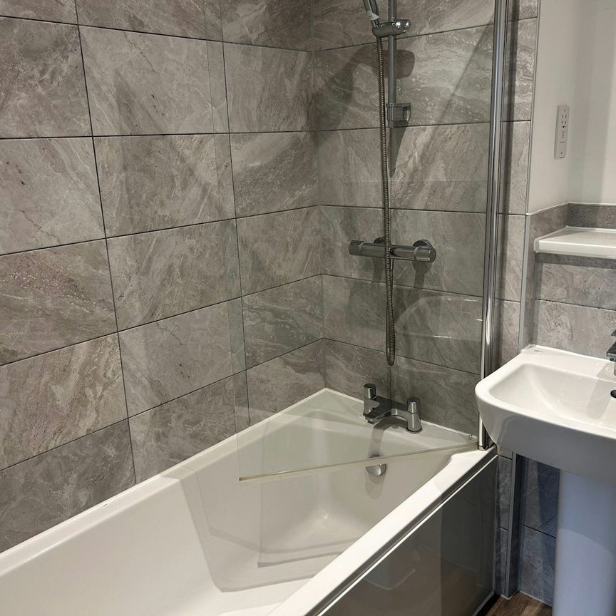 End of terrace house to rent on - Photo 1